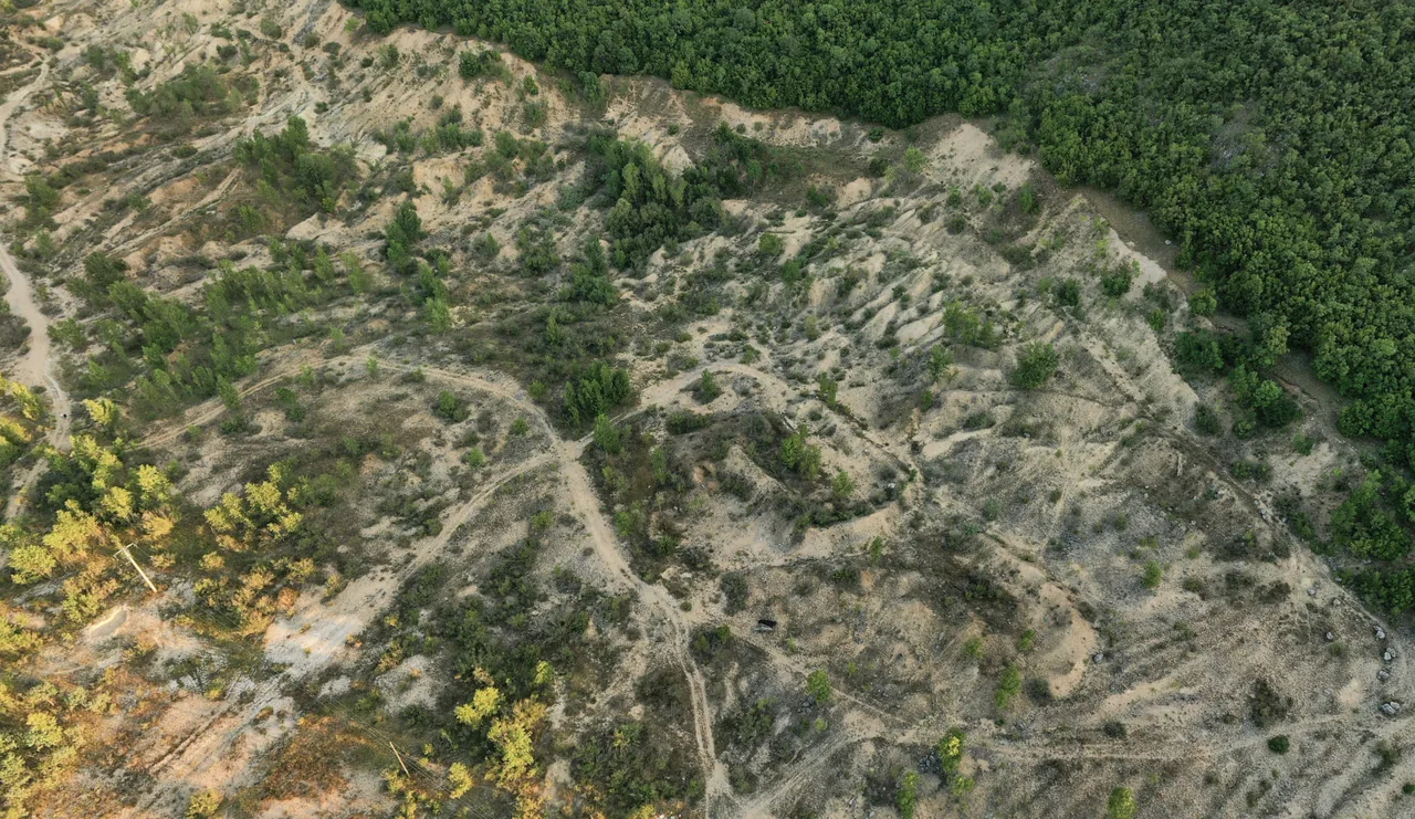 Pogled iz zraka na teren lokacije u Turjacima, s kamenitim padinama i okolnim zelenilom